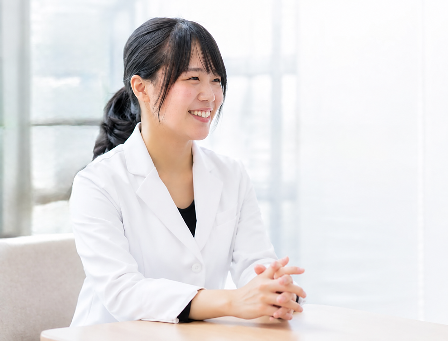 明るい室内で向かい合って微笑む、はりきゅうほのか鍼灸院の女性鍼灸師